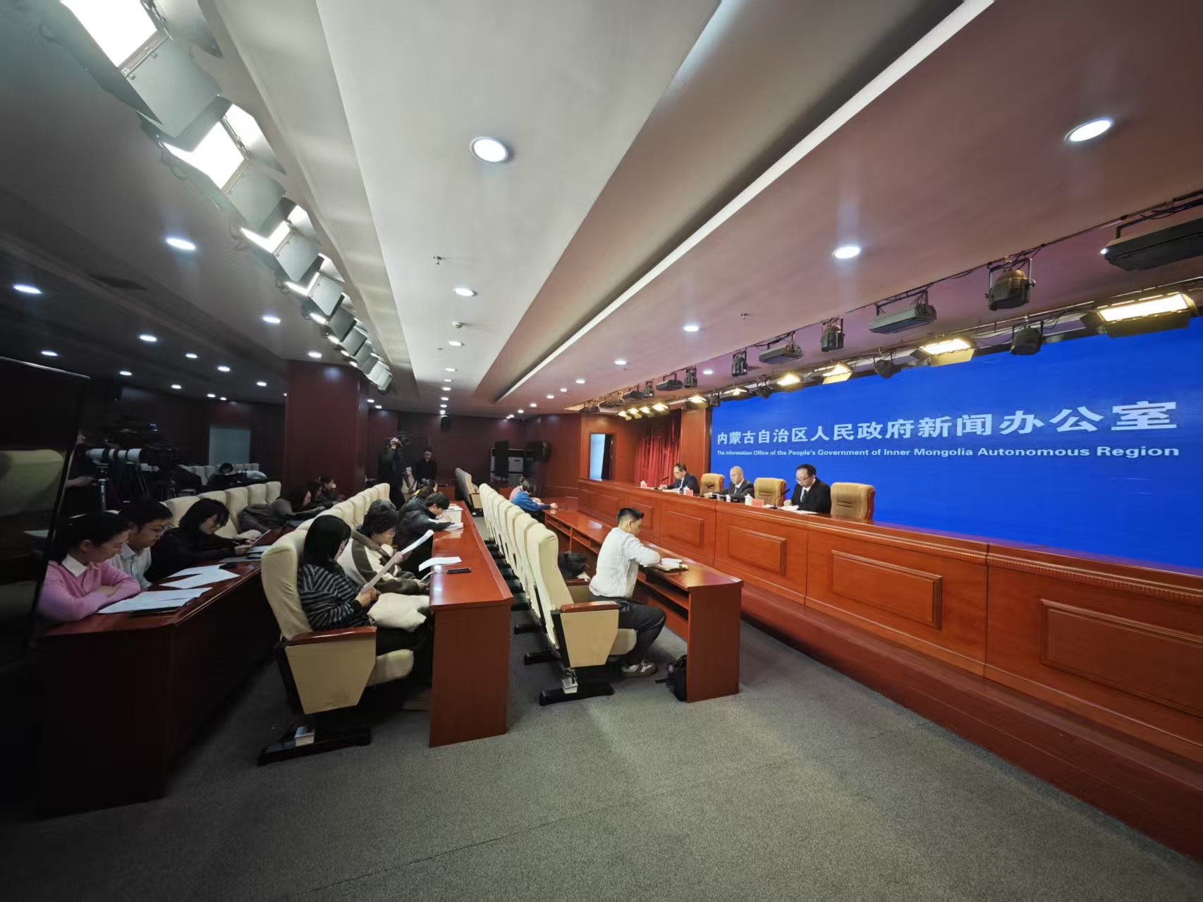 2024年全区经济运行新闻发布会答记者问